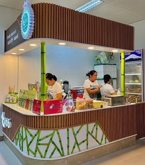 Tubó juice kiosk with curved wood slat counter